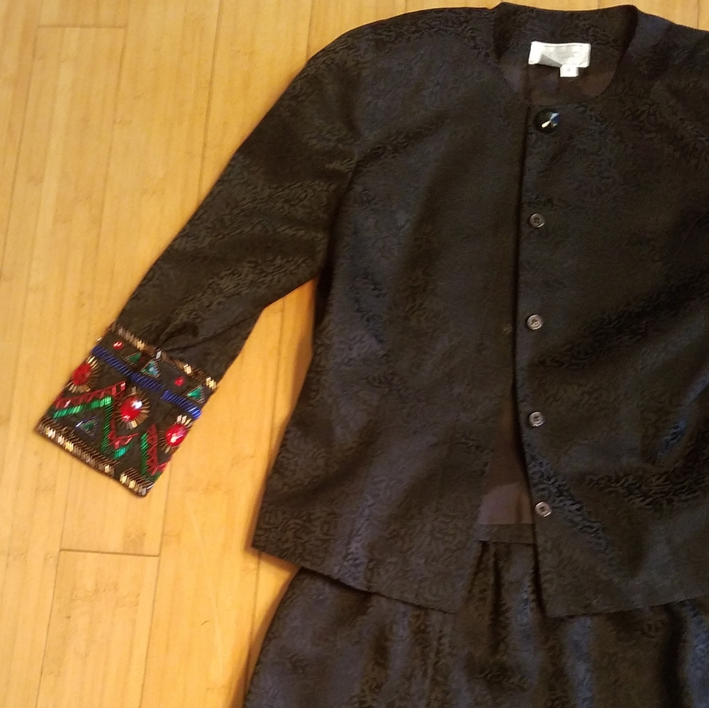 Silk studio holiday suit with beadedd sleeves 8